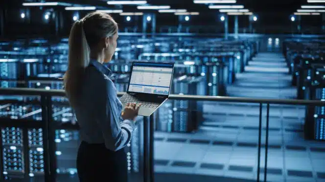 Coordinadora en un centro de datos