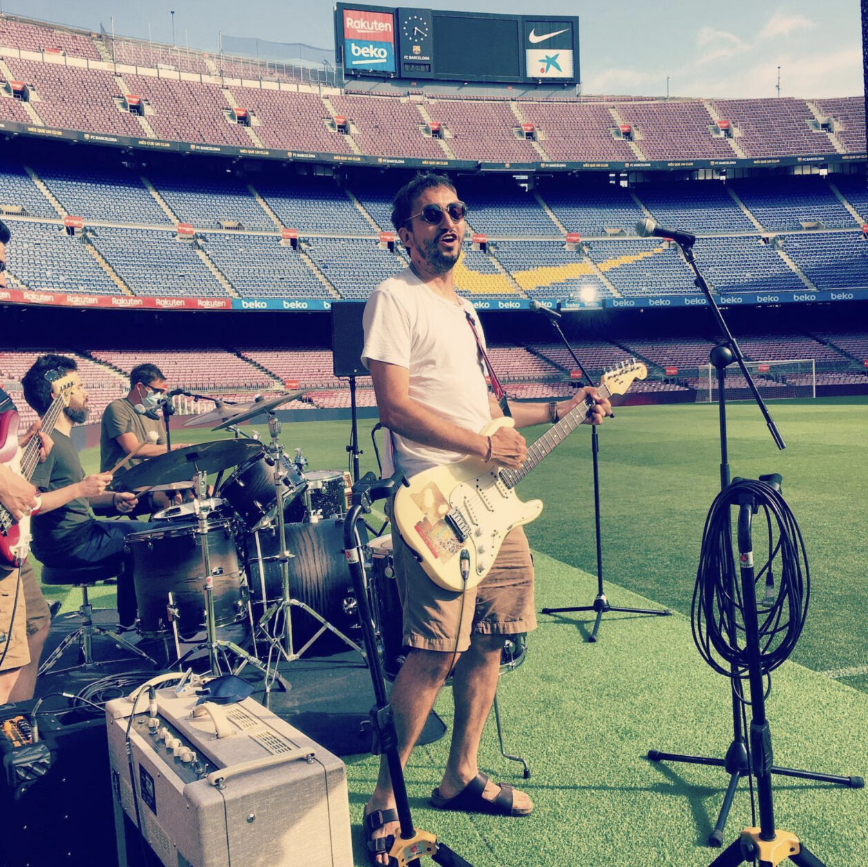 Ramón Vives tocando en el Camp Nou