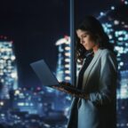 Una CEO trabajando sola