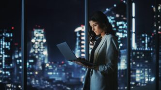 Una CEO trabajando sola