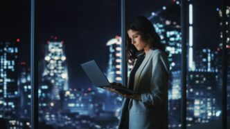 Una CEO trabajando sola