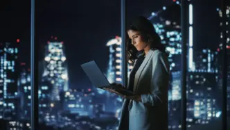 Una CEO trabajando sola