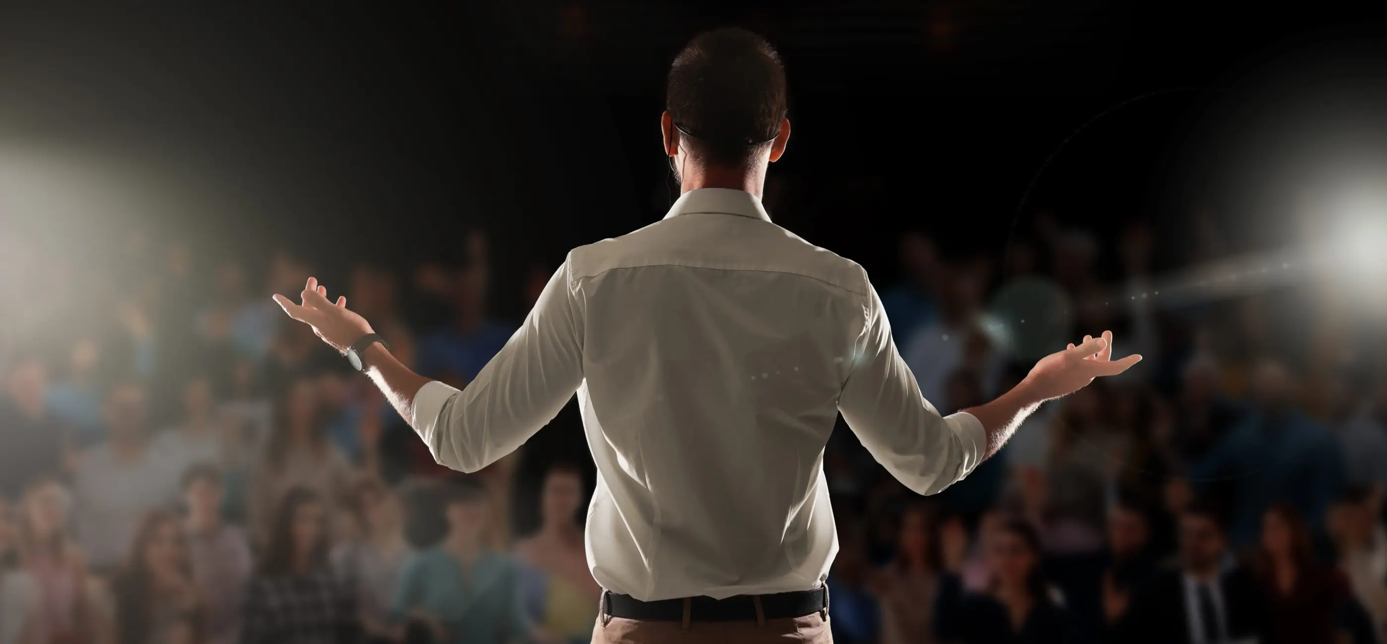 CEO dirigiéndose a sus empleados