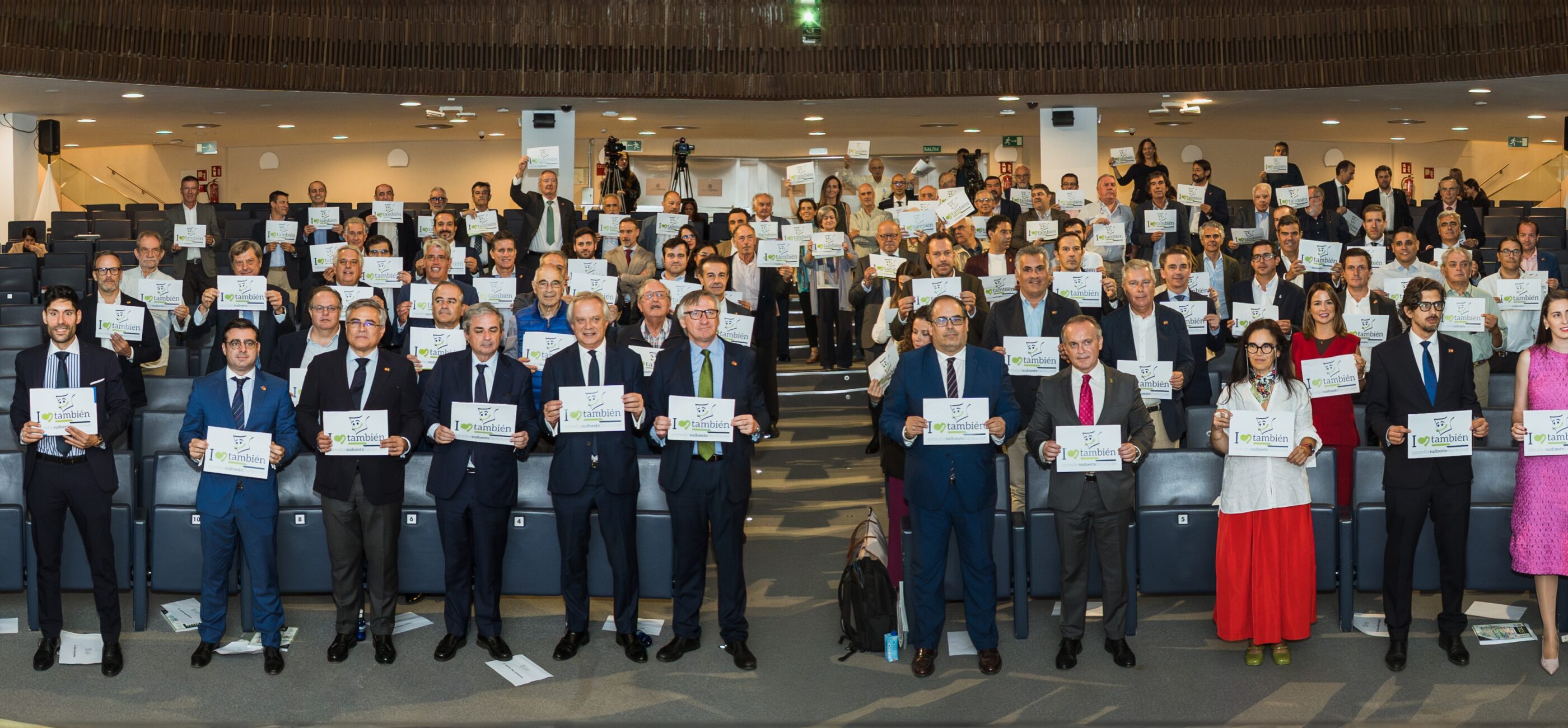 Grupo de asistentes al foro