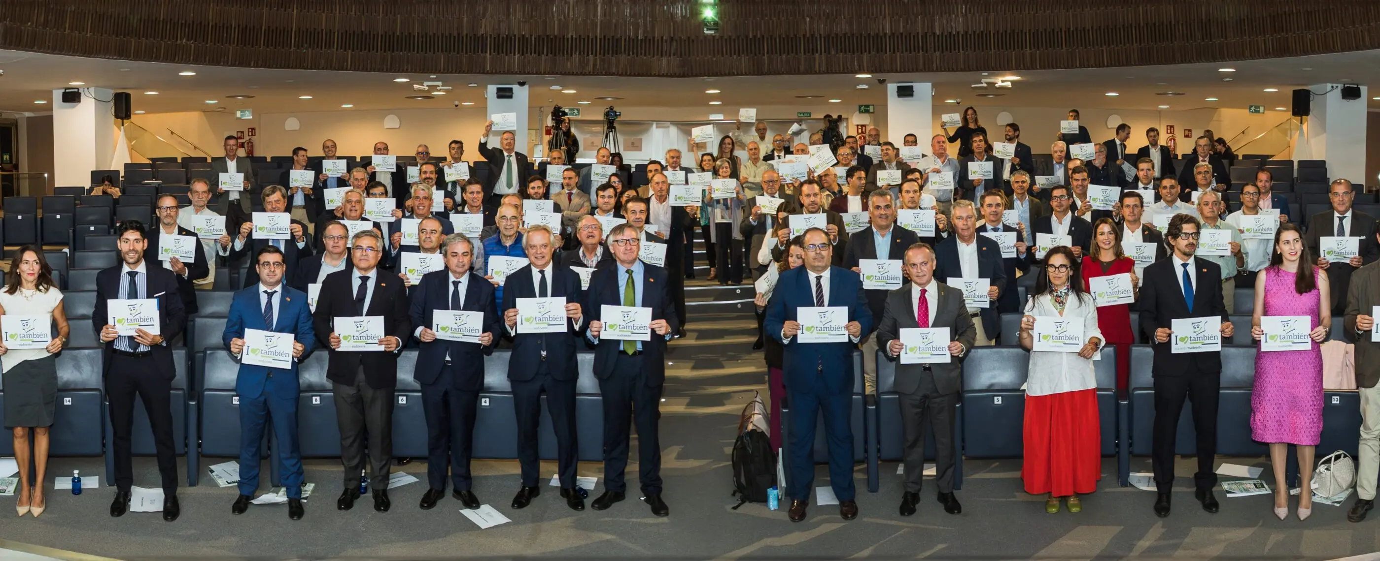 Grupo de asistentes al foro