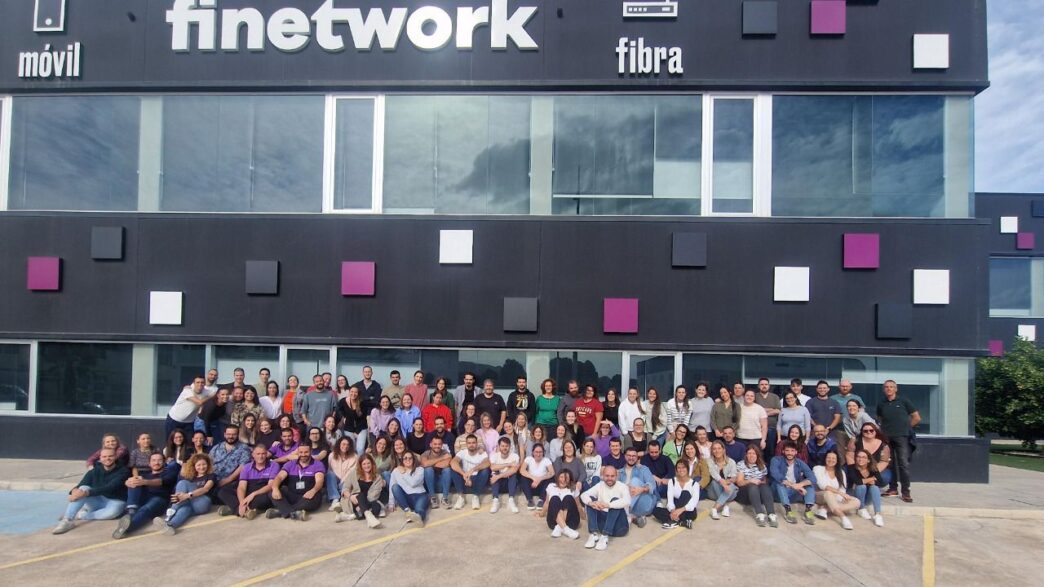 La plantilla de Finetwork frente a su sede
