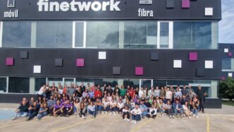 La plantilla de Finetwork frente a su sede