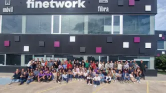 La plantilla de Finetwork frente a su sede