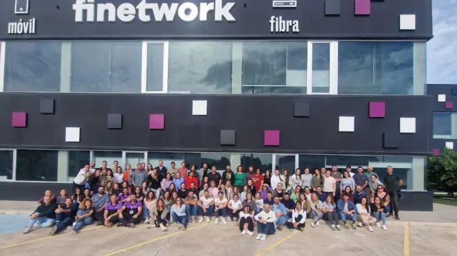 La plantilla de Finetwork frente a su sede