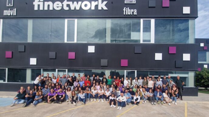 La plantilla de Finetwork frente a su sede