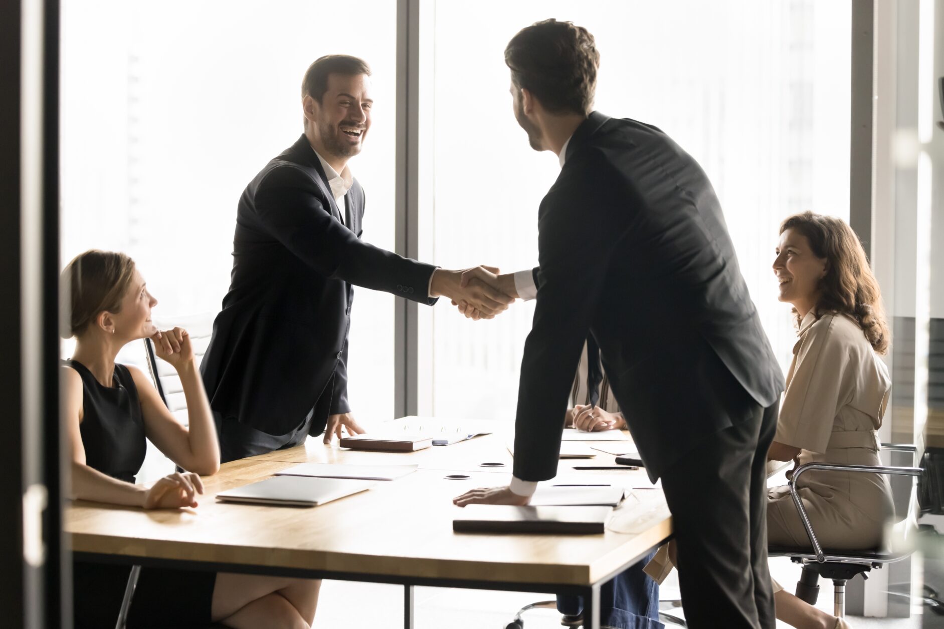 Dos hombres se felicitan por el trabajo