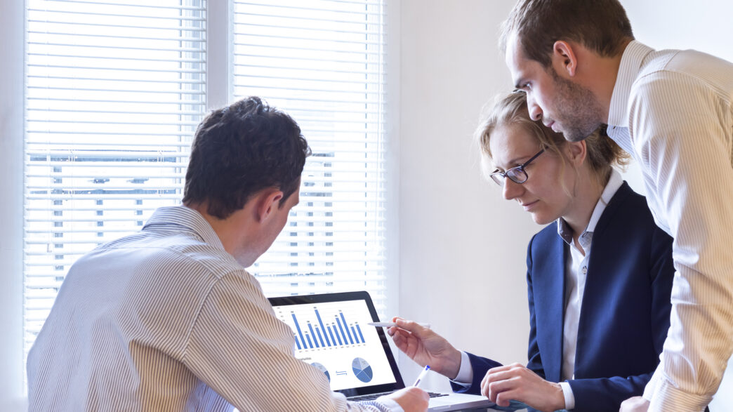 Un jefe reunido con dos empleados