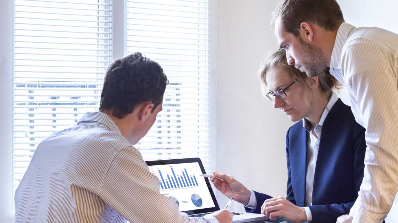 Un jefe reunido con dos empleados