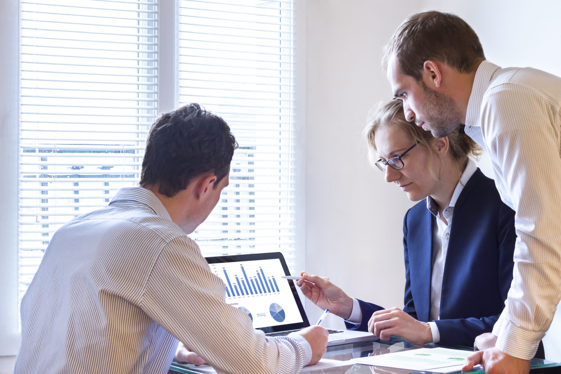 Un jefe reunido con dos empleados