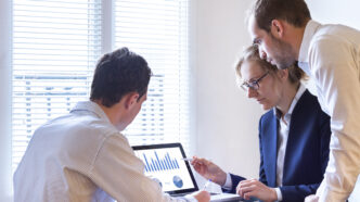 Un jefe reunido con dos empleados