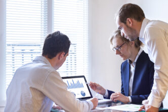Un jefe reunido con dos empleados