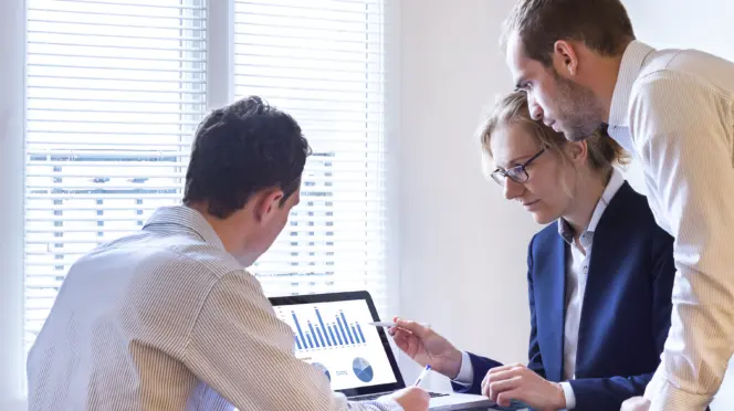 Un jefe reunido con dos empleados