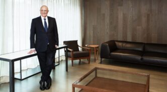 Josep Oliu en su despacho