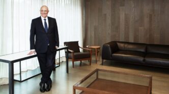Josep Oliu en su despacho