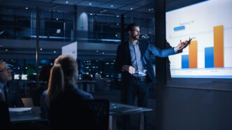 Un CEO mostrando a su equipo