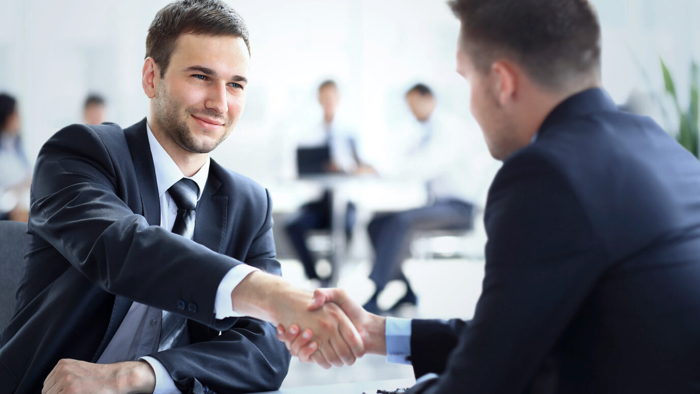 Líder con un miembro de su equipo