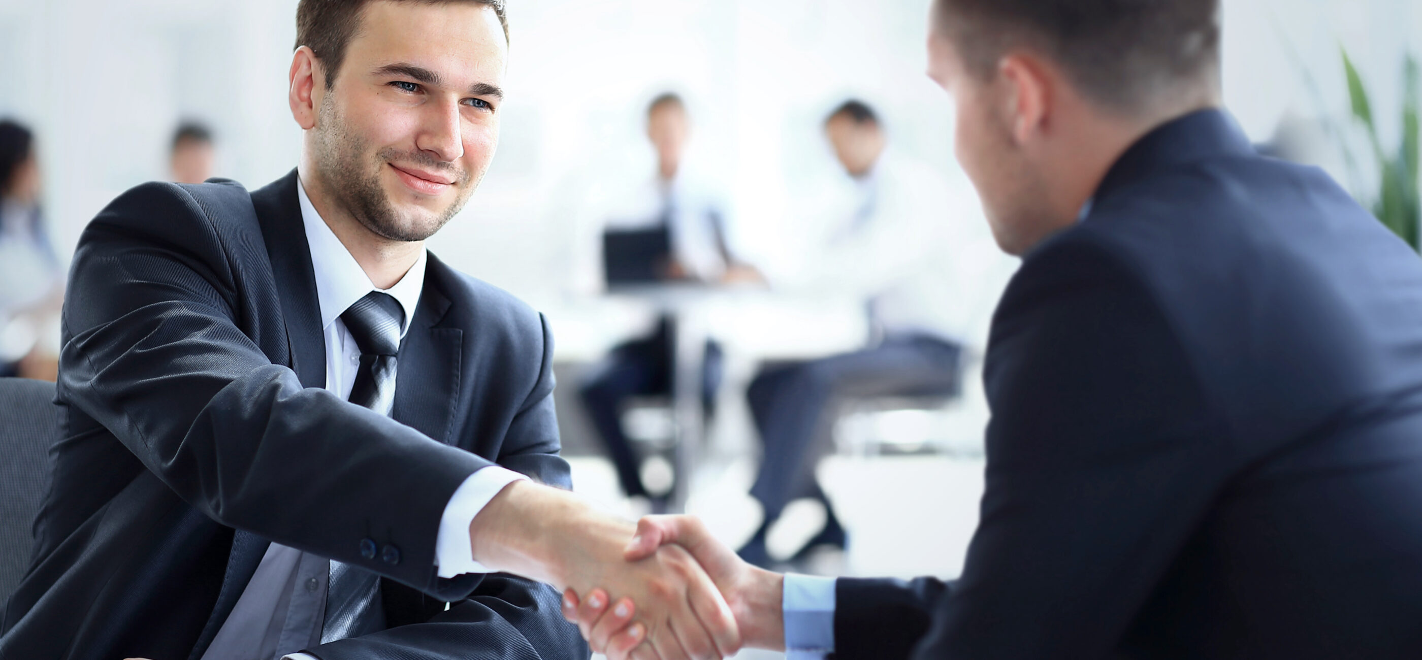 Líder con un miembro de su equipo