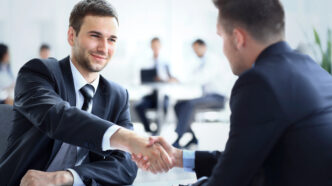 Líder con un miembro de su equipo