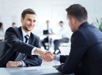 Líder con un miembro de su equipo