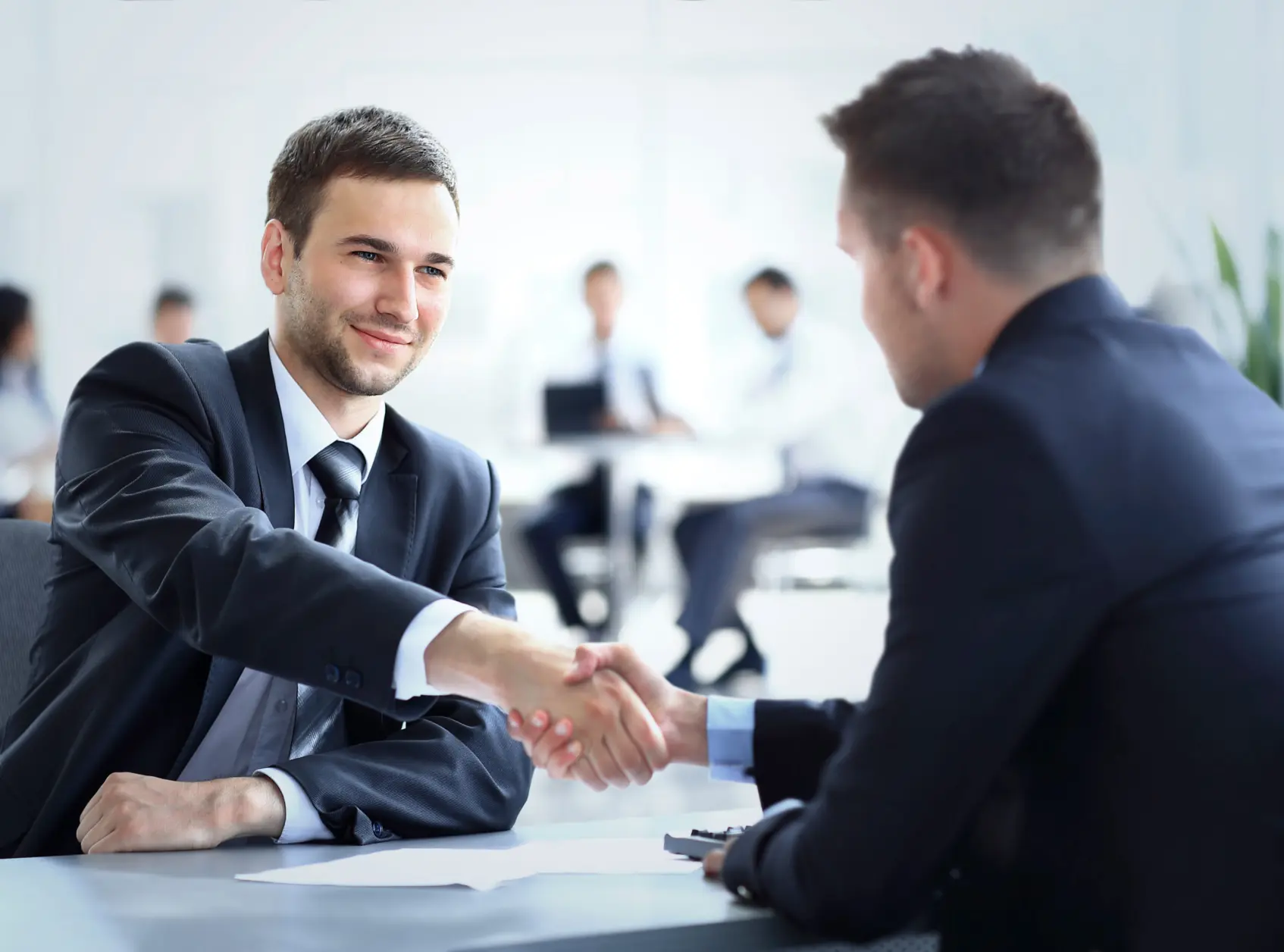 Líder con un miembro de su equipo