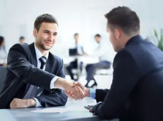 Líder con un miembro de su equipo