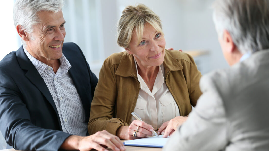 Pareja de ancianos en una oficina bancaria