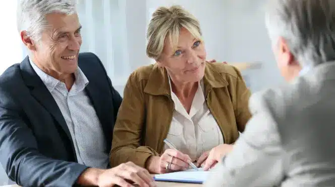 Pareja de ancianos en una oficina bancaria