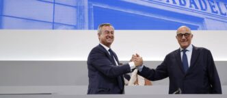 Josep Oliu y César González-Bueno celebran sus buenos resultados