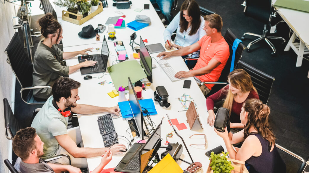 Jóvenes trabajando en un entorno digital