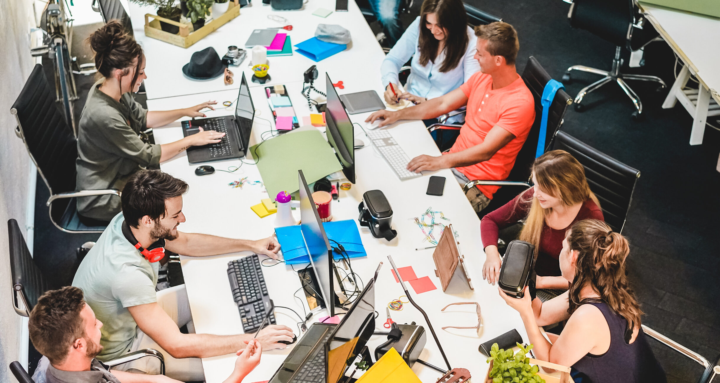 Jóvenes trabajando en un entorno digital