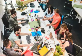 Jóvenes trabajando en un entorno digital