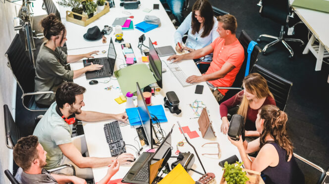 Jóvenes trabajando en un entorno digital