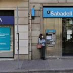Oficinas de BBVA y Sabadell una al lado de la otra