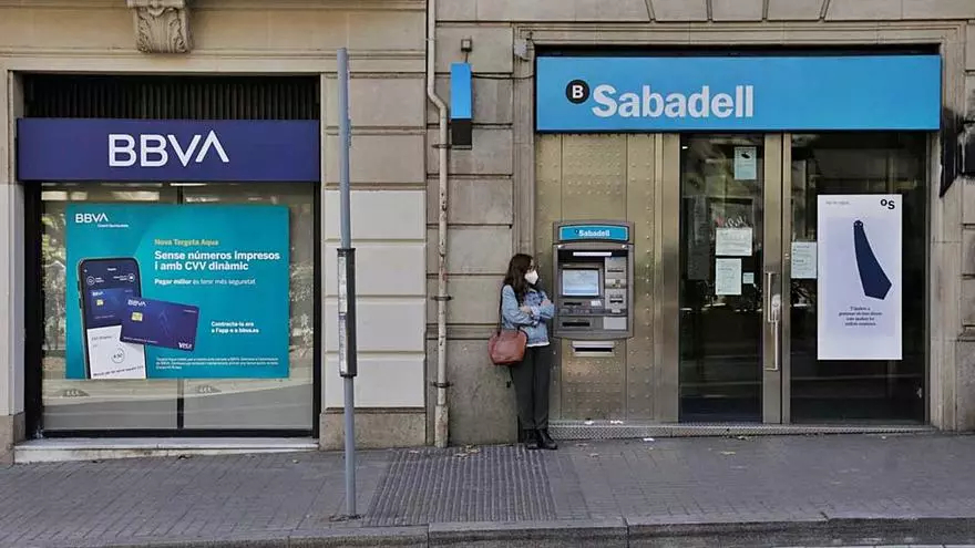 Oficinas de BBVA y Sabadell una al lado de la otra