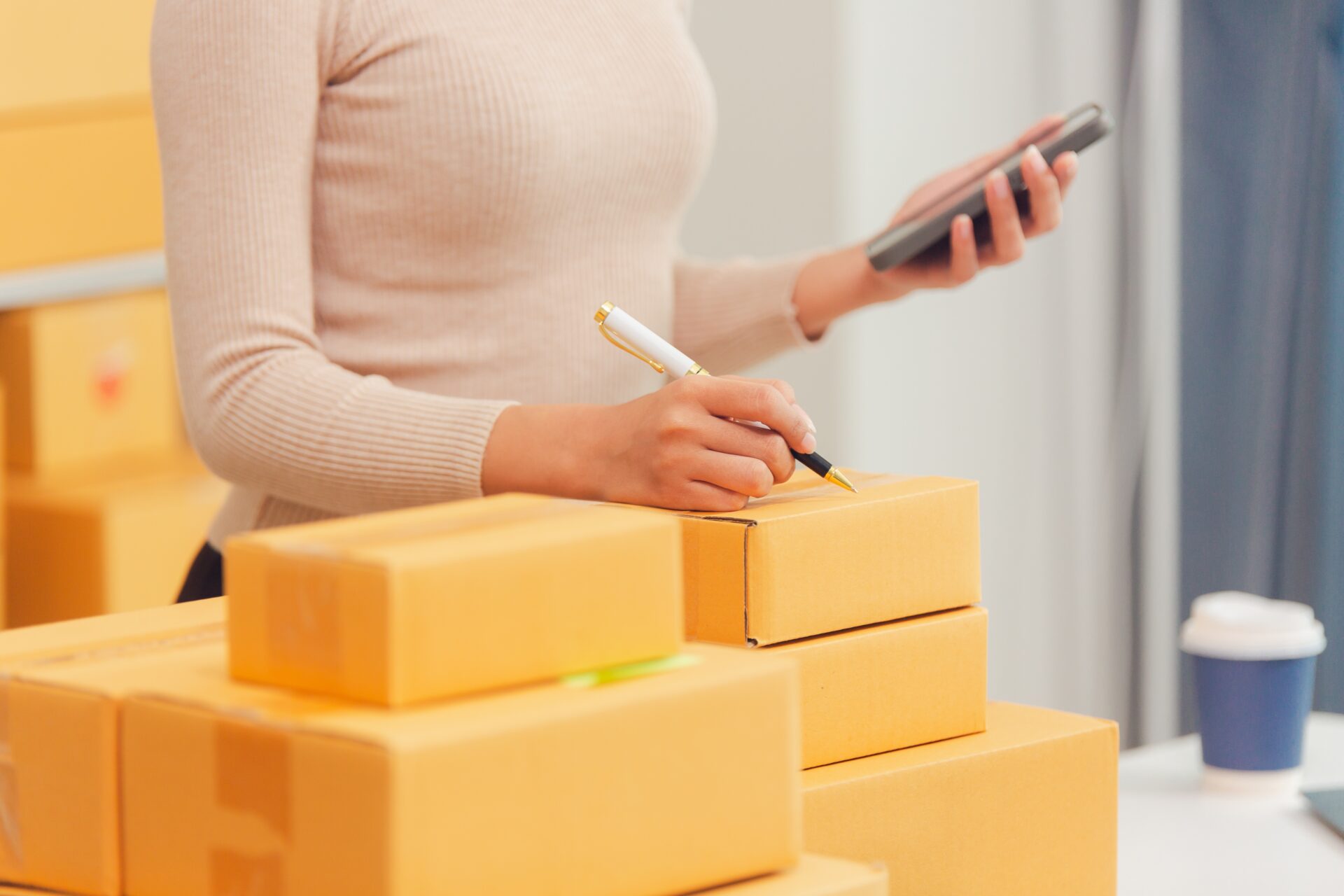 Tienda online preparando envíos