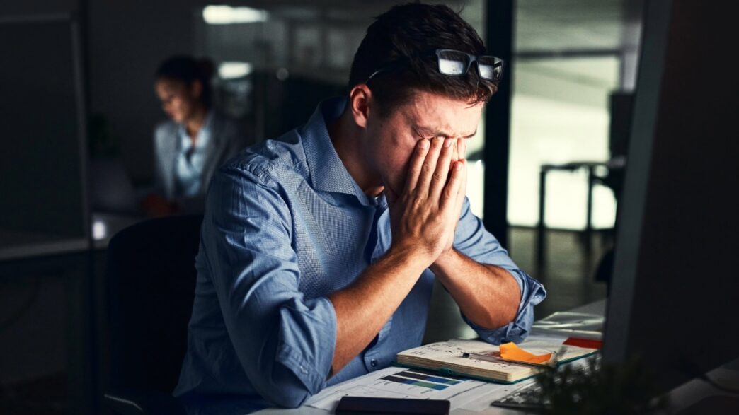 Un trabajador con burnout