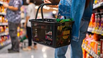 Mujer comprando