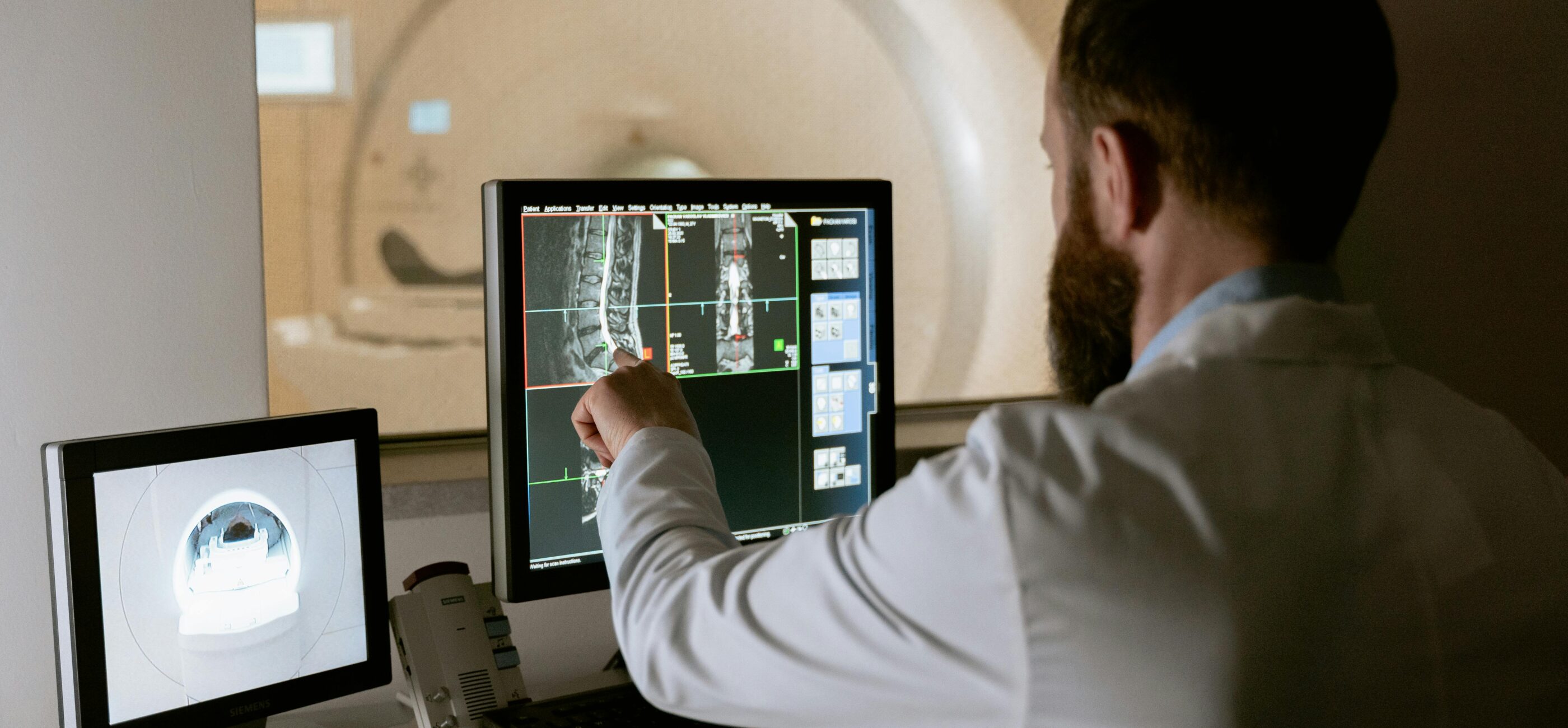 Doctor analizando datos