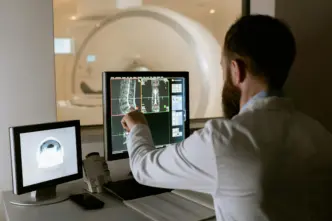 Doctor analizando datos