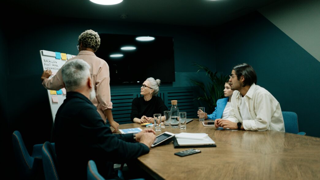 Líder organizando reunión