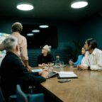 Líder organizando reunión