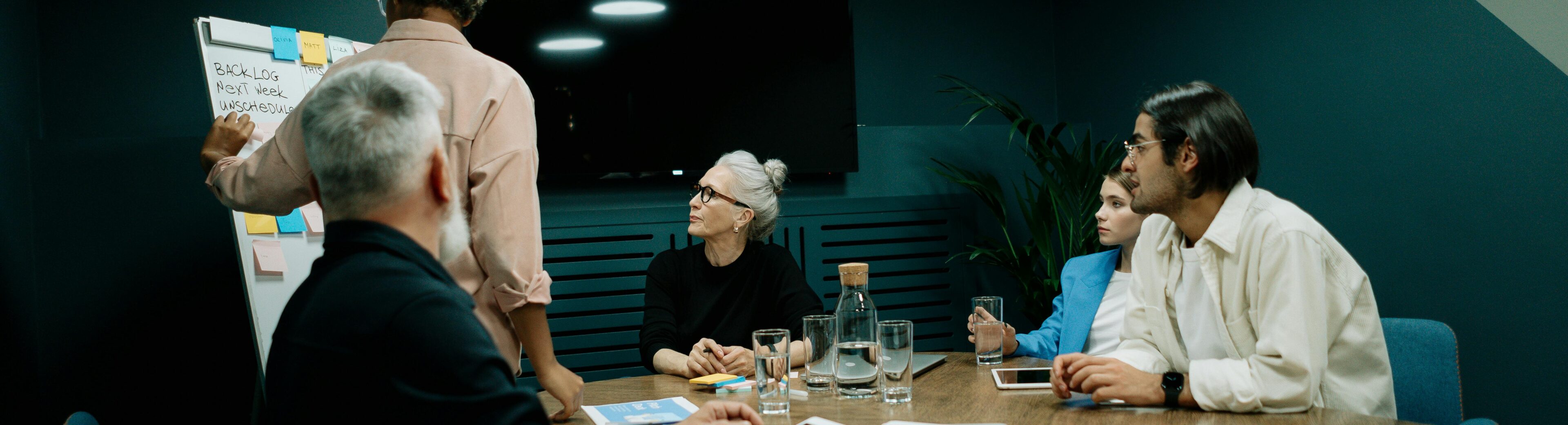 Líder organizando reunión