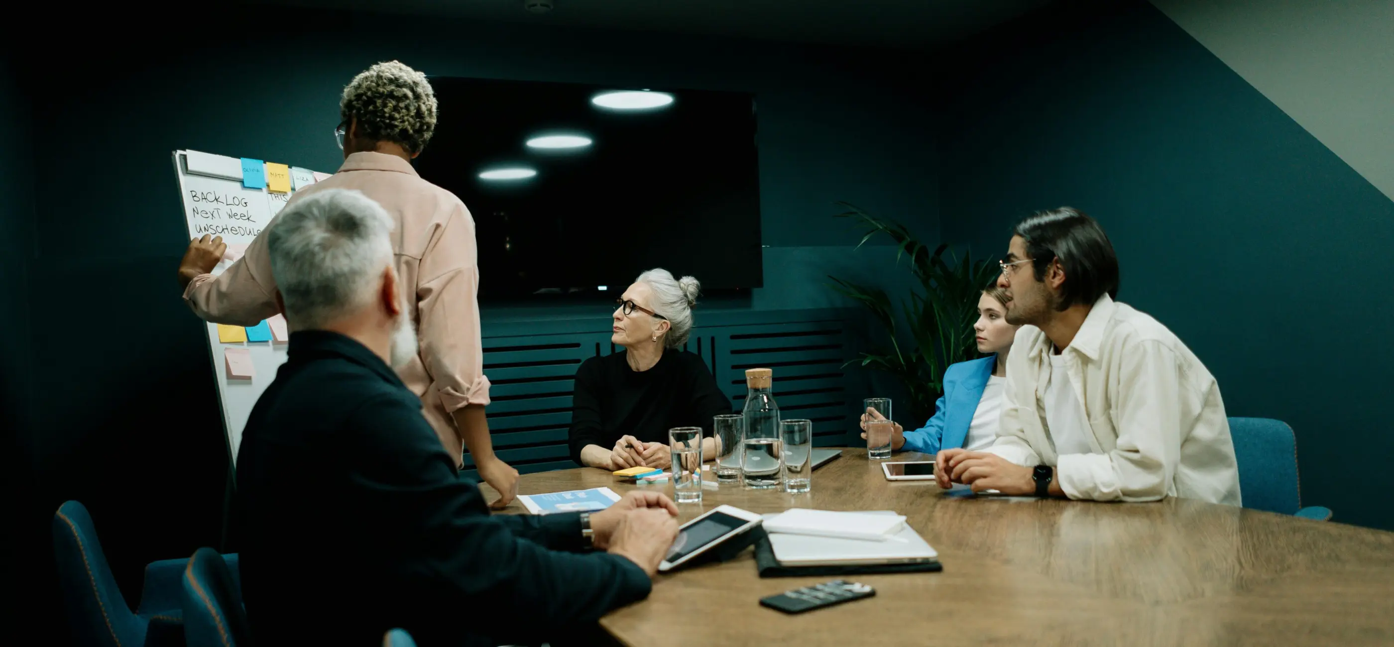 Líder organizando reunión