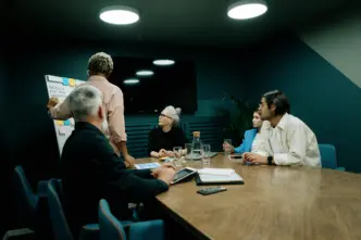 Líder organizando reunión