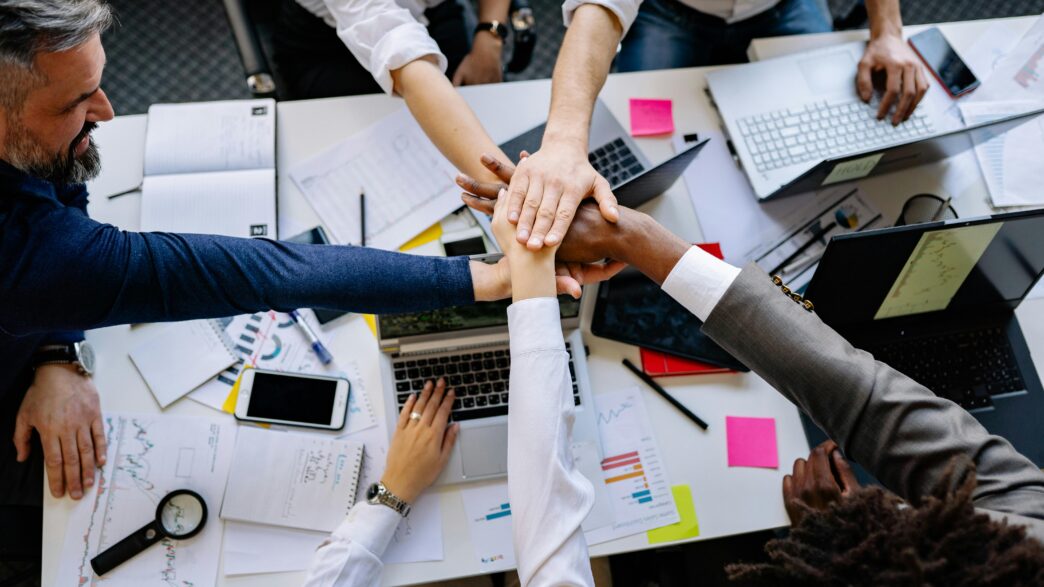 Manos de un equipo de trabajo